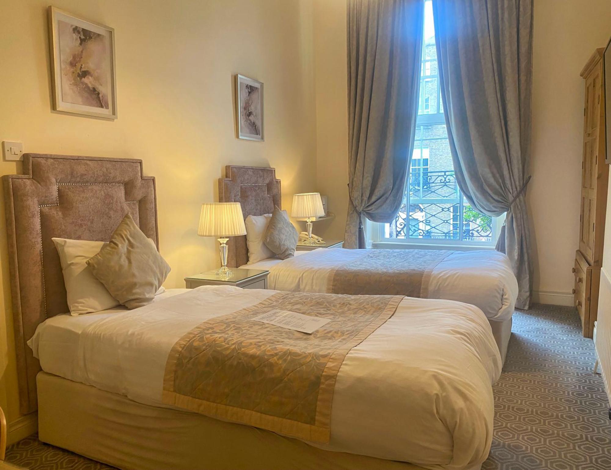 Baggot Court Townhouse Hotel Dublin Bagian luar foto
